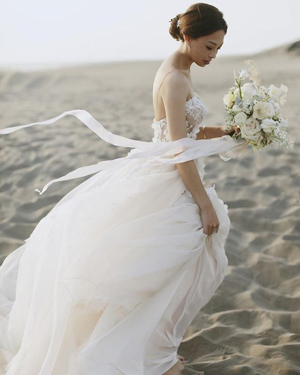 Romantic Lace Beach Wedding Dress Spaghetti Straps Sheer Lace Appliques 3D Flowers Bridal Dress Romantic Lace Beach Wedding Dress Spaghetti Straps Sheer Lace Appliques 3D Flowers Bridal Dress