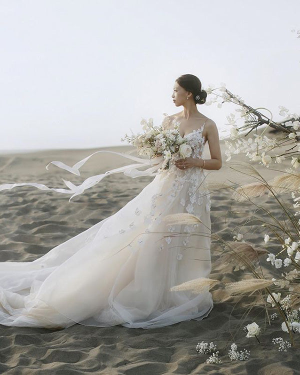 Romantic Lace Beach Wedding Dress Spaghetti Straps Sheer Lace Appliques 3D Flowers Bridal Dress Romantic Lace Beach Wedding Dress Spaghetti Straps Sheer Lace Appliques 3D Flowers Bridal Dress